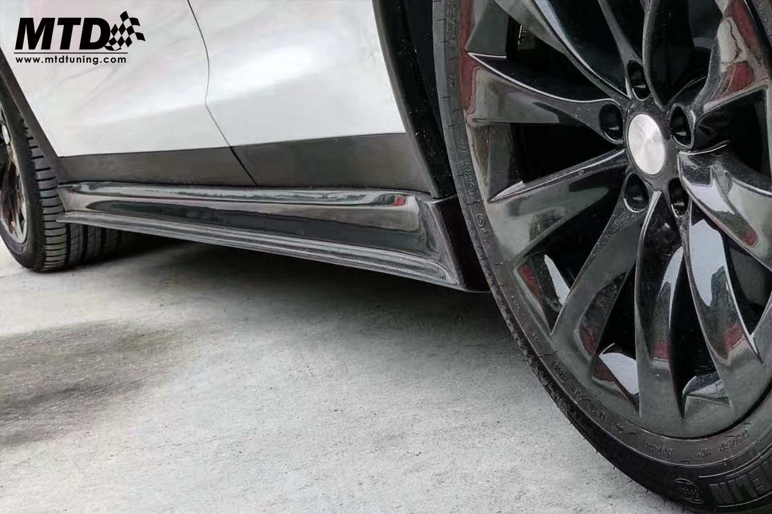 Model X Carbon Fiber Side Skirt(RZ) Details