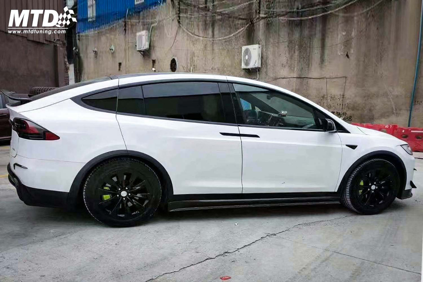White Tesla Model X with The Carbon Side Kirt (RZ)